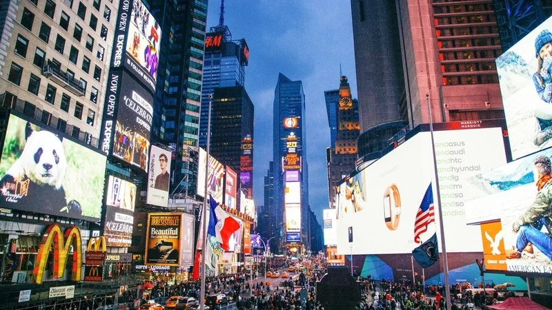 Times Square iluminada ao anoitecer, em Nova York