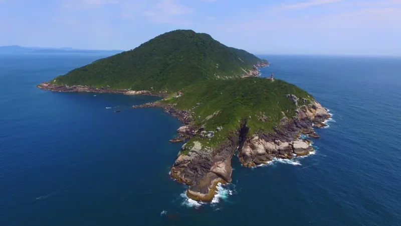 Vista aérea da Ilha do Arvoredo, na Reserva Biológica Marinha, em Florianópolis