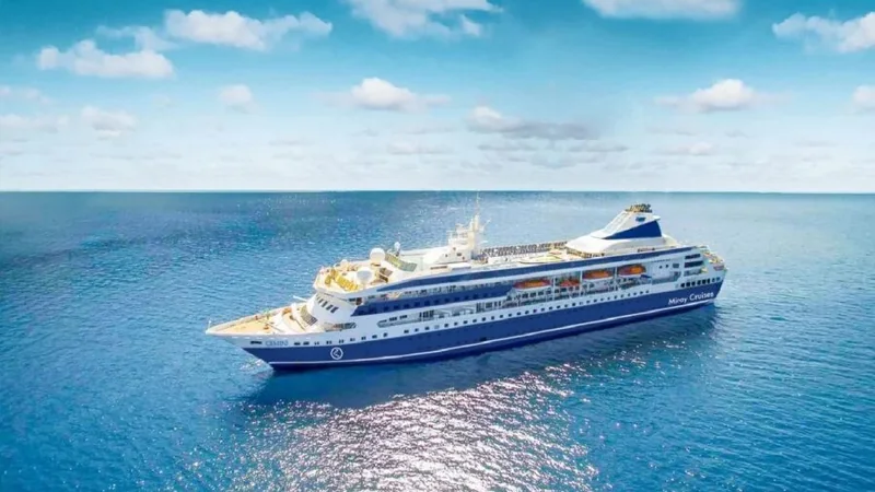 Navio de cruzeiro navegando em mar aberto
