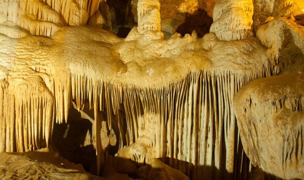 Formações calcárias iluminadas dentro da caverna de Botuverá