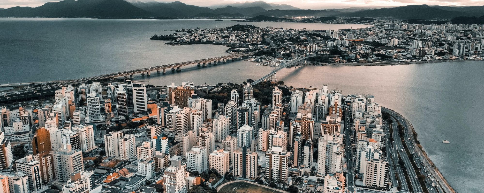 Vista aérea de Florianópolis com a Ponte Hercílio Luz e a baía