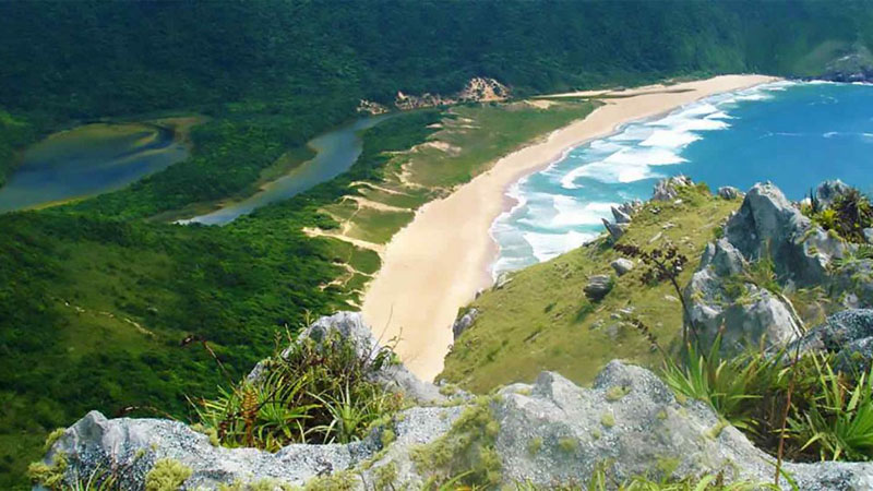 Lagoinha do Leste Trilha, natureza e uma praia selvagem