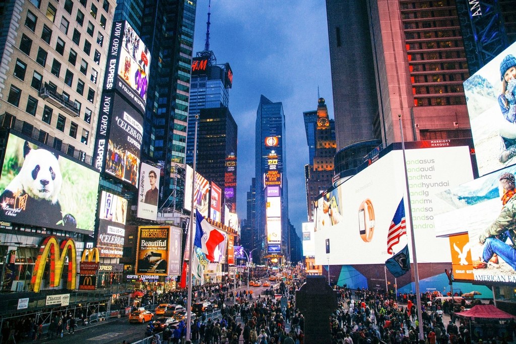 Times Square iluminada ao anoitecer, em Nova York