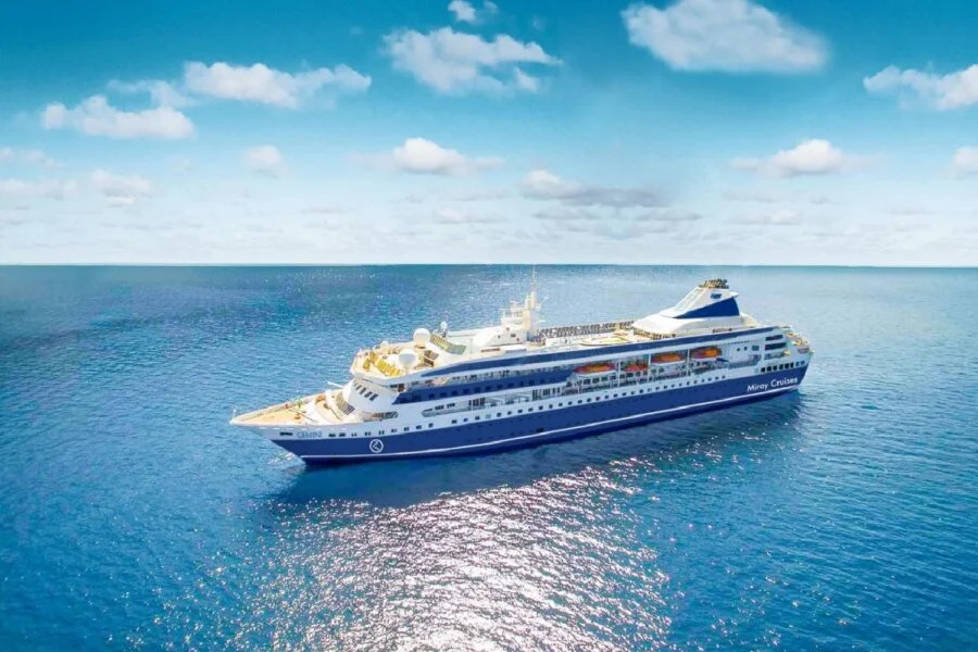 Navio de cruzeiro navegando em mar aberto