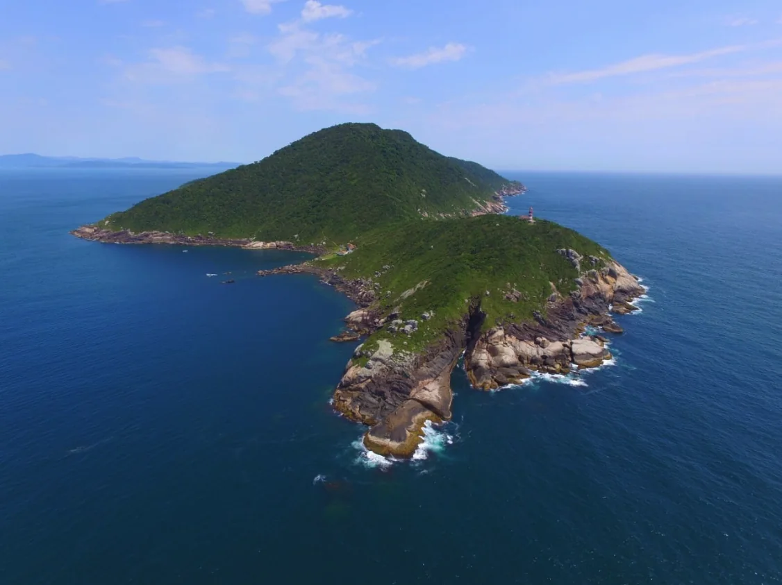 Vista aérea da Ilha do Arvoredo, na Reserva Biológica Marinha, em Florianópolis