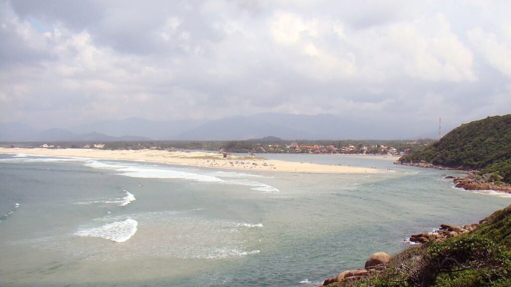Vista do alto do morro da Guarda do Embaú, com a faixa de areia da praia, a foz do rio da Madre e o vilarejo ao fundo