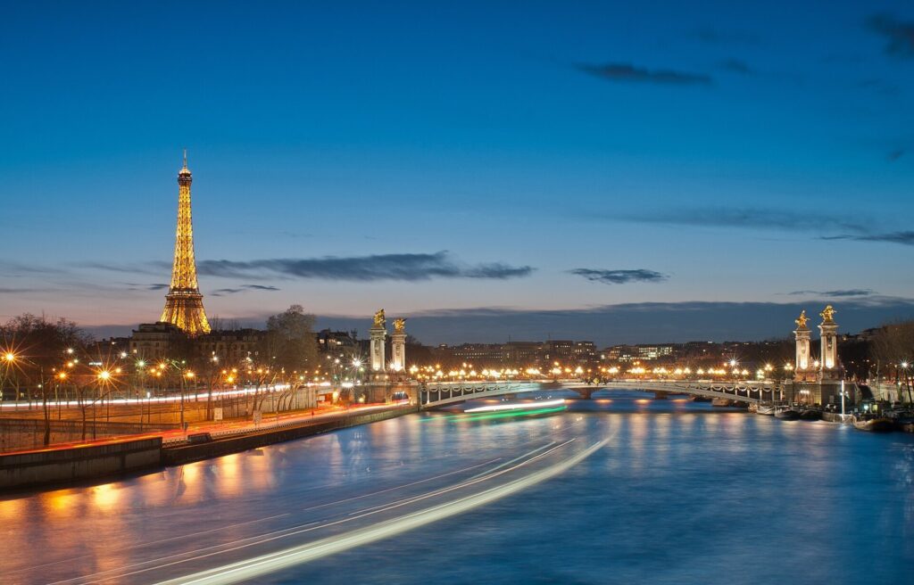 Roteiro Paris 5 dias: Torre Eiffel e a Ponte Alexandre III iluminadas ao anoitecer